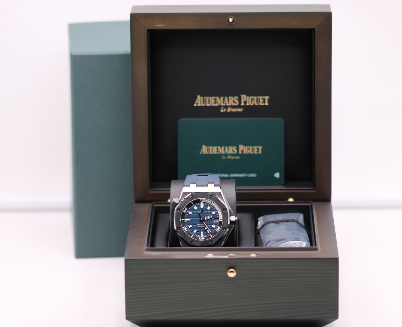 【A O】 Audemars Piguet Royal Oak Offshore Diver Blue Dial 15720ST.OO