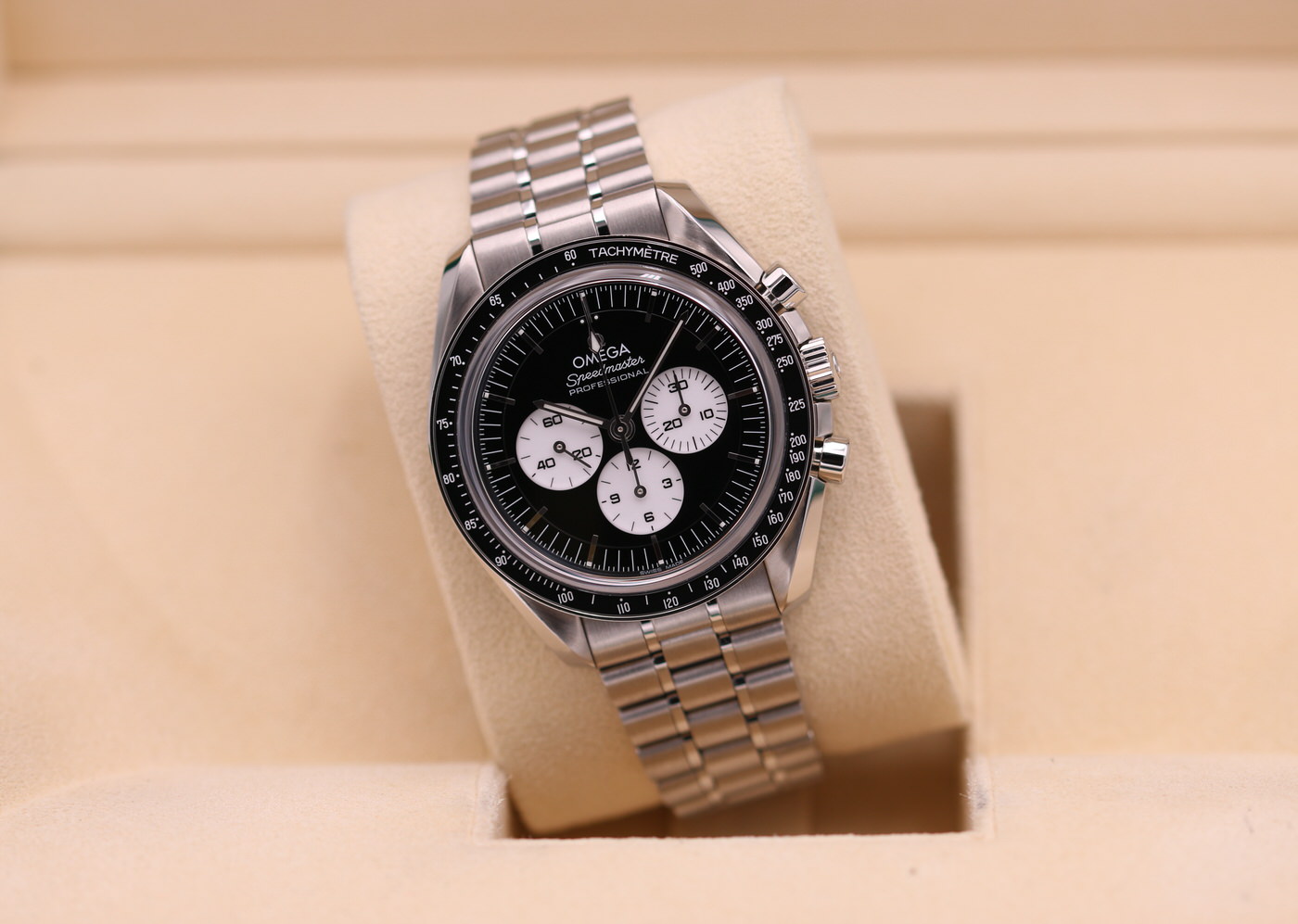 オペラ Omega Speedmaster Professional Reverse Panda Dial 310.30.42.50